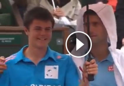 Novak Shares His Umbrella
